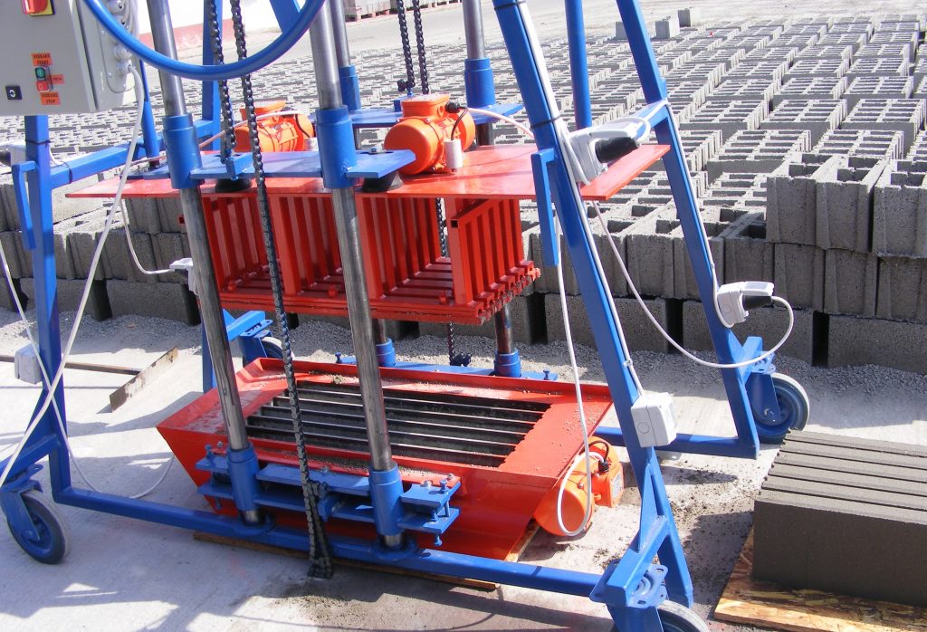 PONDEUSE UNIVERSELLE À PARPAINGS